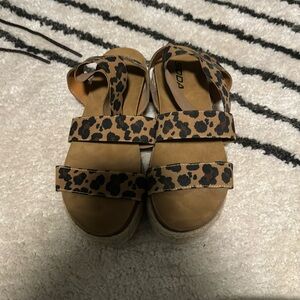 * SODA PLATFORM SANDALS *